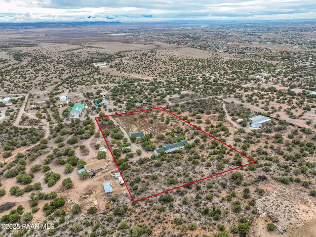 a view of a backyard with plants