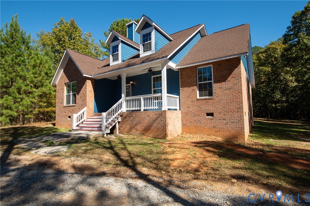 a view of a house with backyard and trees
