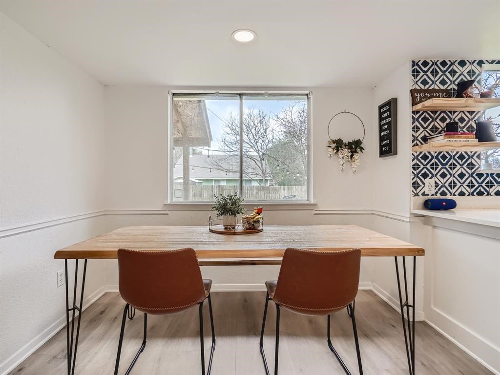 7701 Copano Drive Austin, TX 78749 - Photo 10 of 27 a dining room with furniture and window