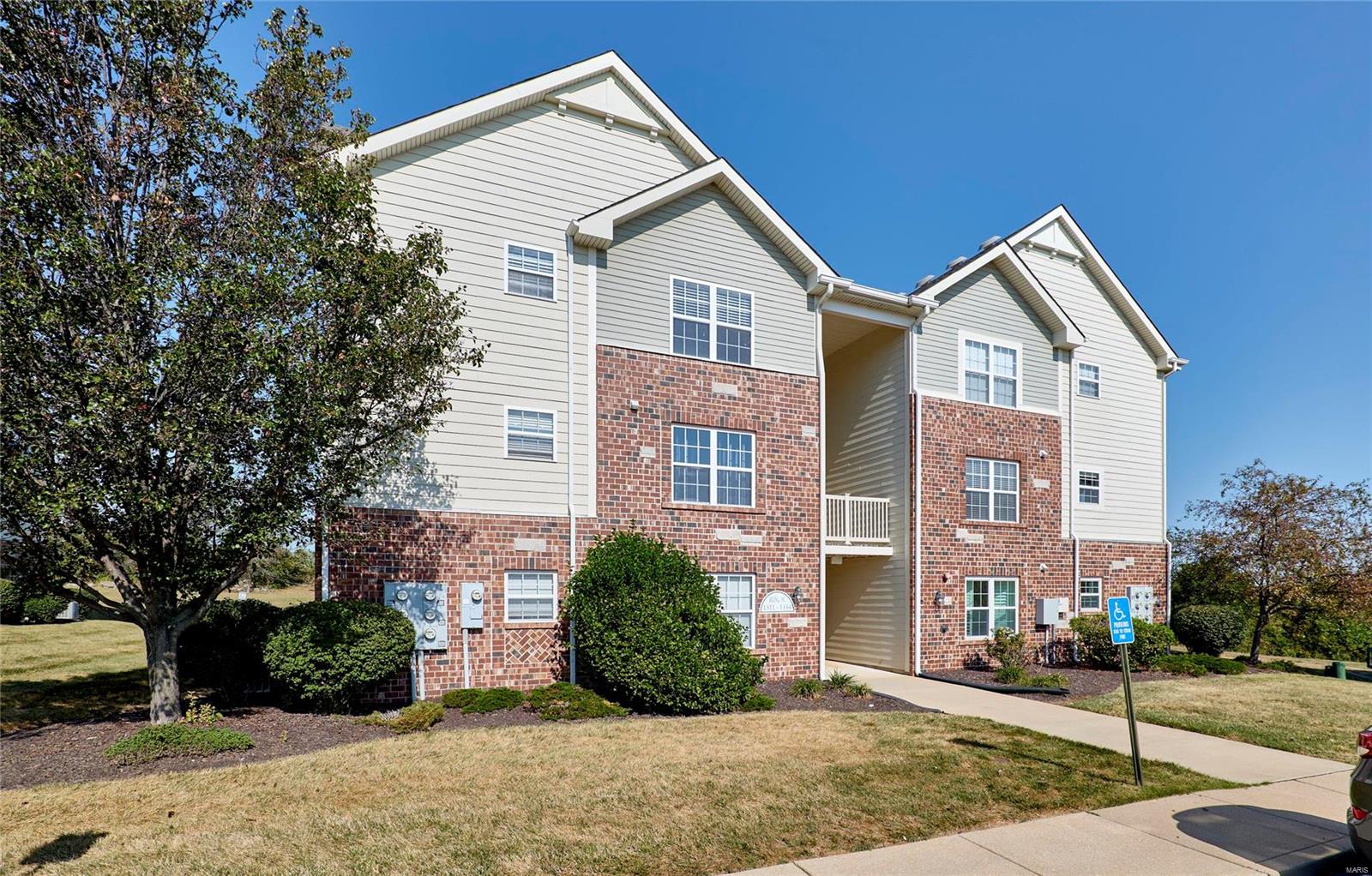 1332 Piedmont Circle St. Peters, MO 63304 - Photo 3 of 33