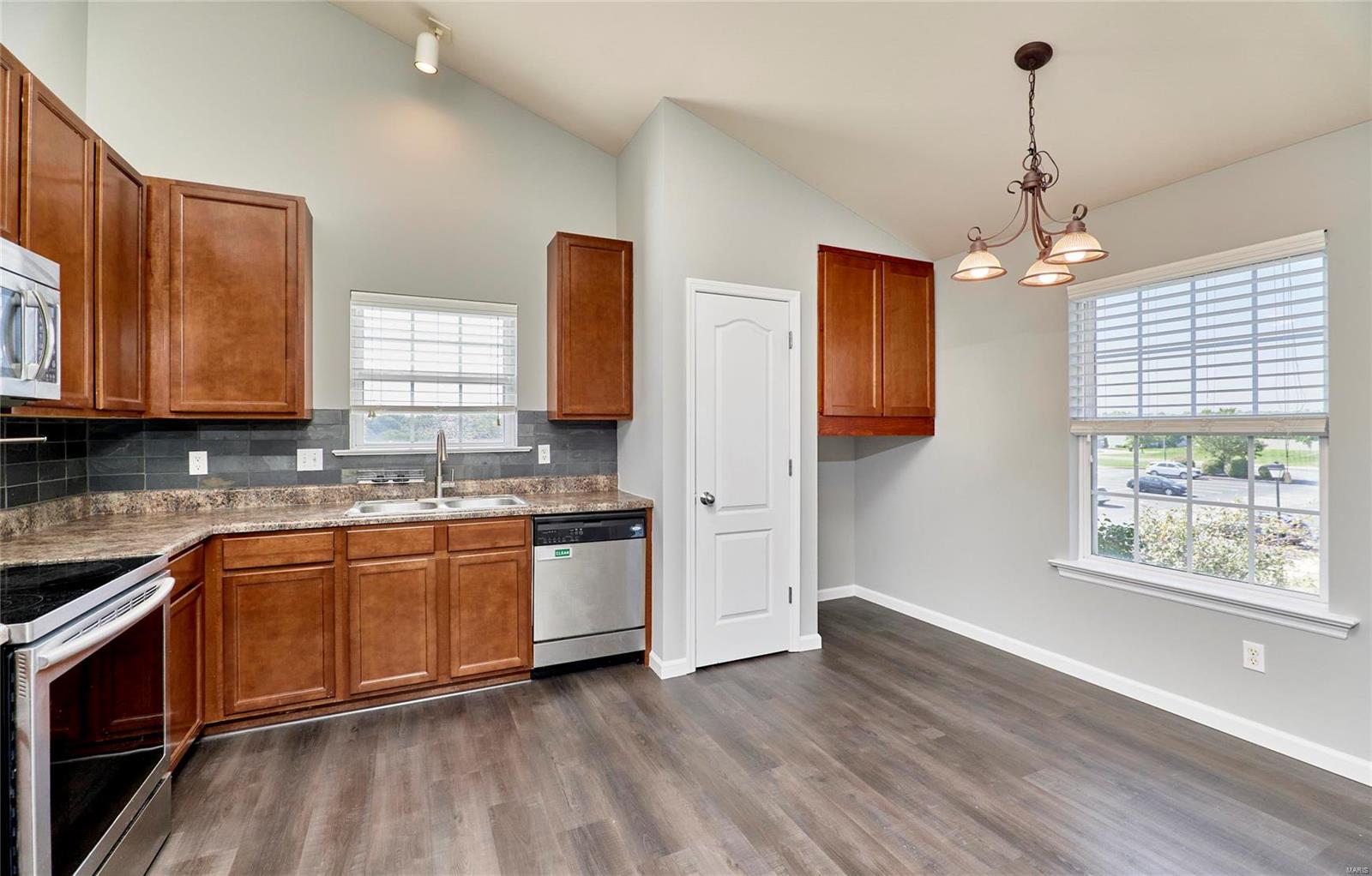 1332 Piedmont Circle St. Peters, MO 63304 - Photo 10 of 33