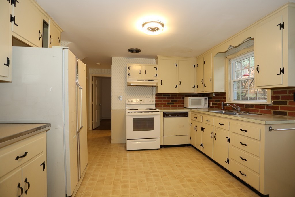 43 Pequot Road Wayland, MA 01778 - Photo 9 of 17 Gallery Image 9