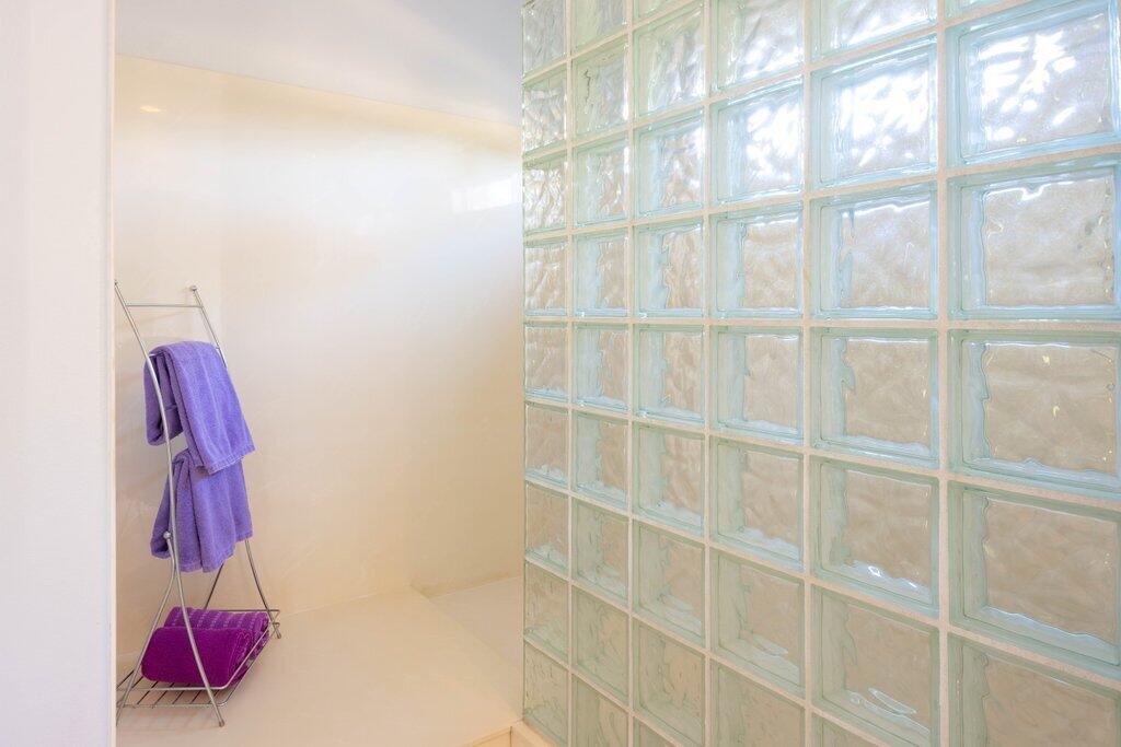 40 White Sun Way Rancho Mirage, CA 92270 - Photo 14 of 25 Glass Block Surround on Walk-In Shower