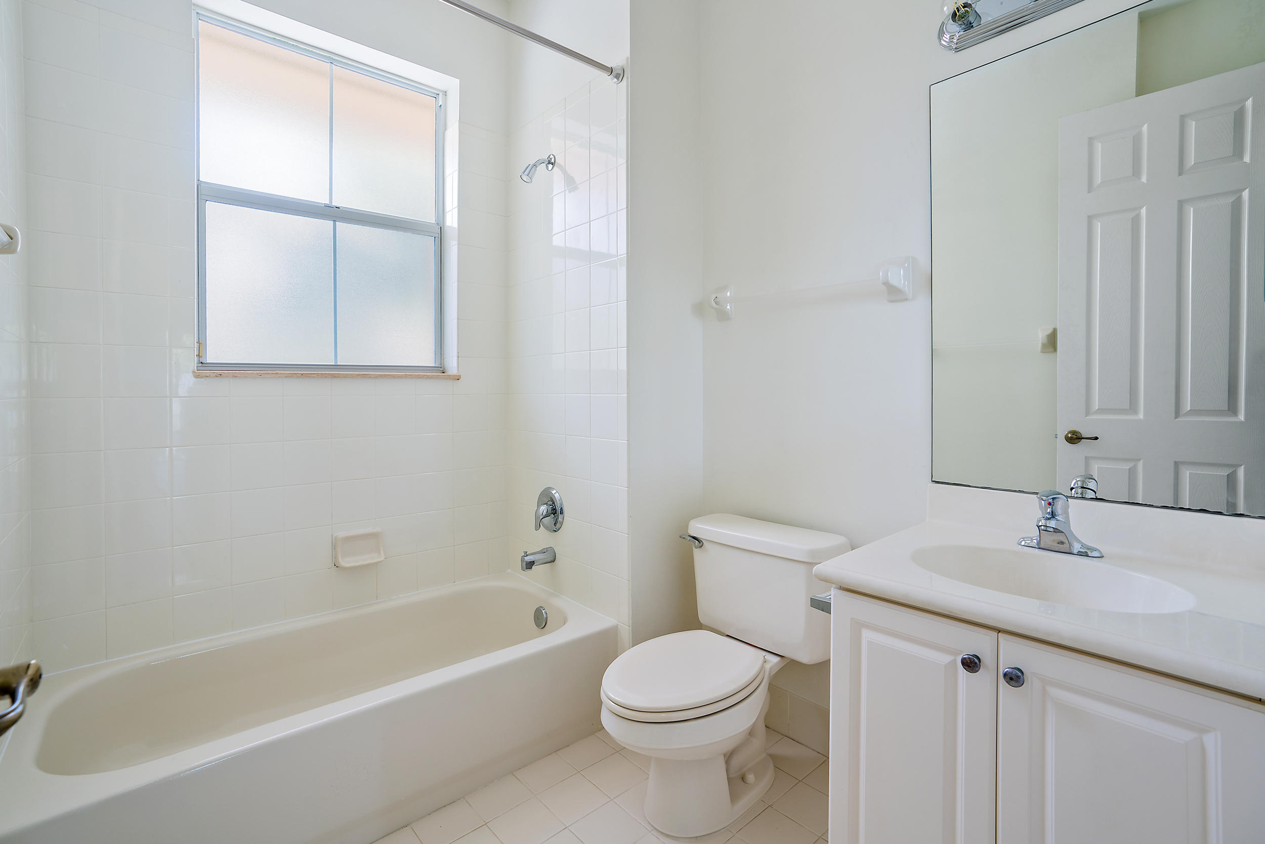 4184 Stadium Drive Jupiter, FL 33458 - Photo 13 of 19 Guest Bath