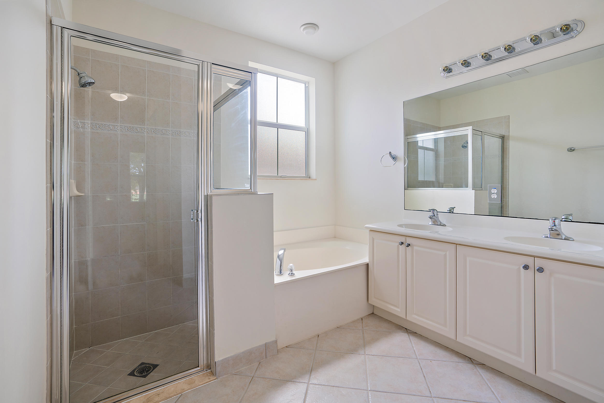 4184 Stadium Drive Jupiter, FL 33458 - Photo 7 of 19 Master Bath
