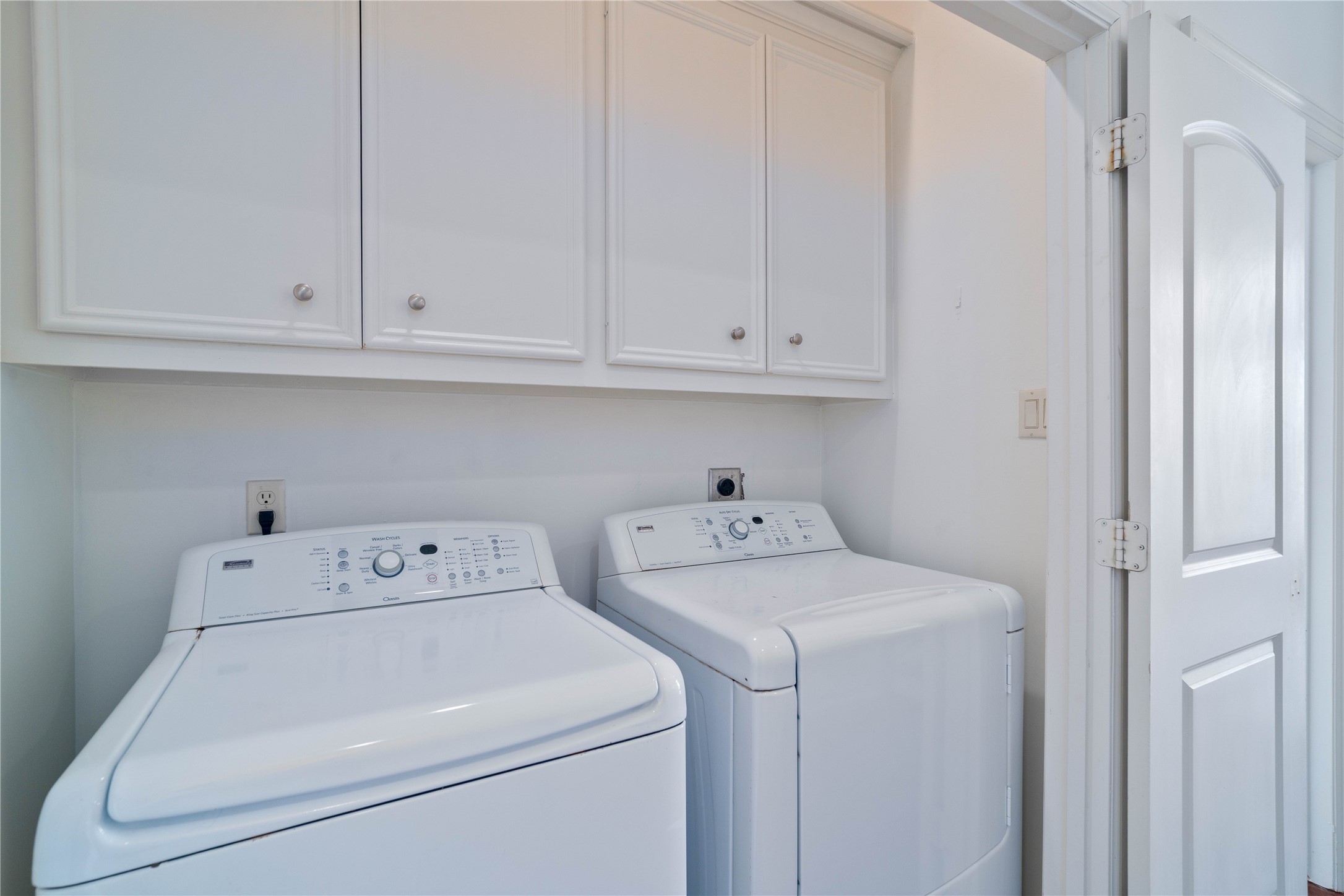 704 Welch Street Houston, TX 77006 - Photo 15 of 23 a utility room with dryer and washer