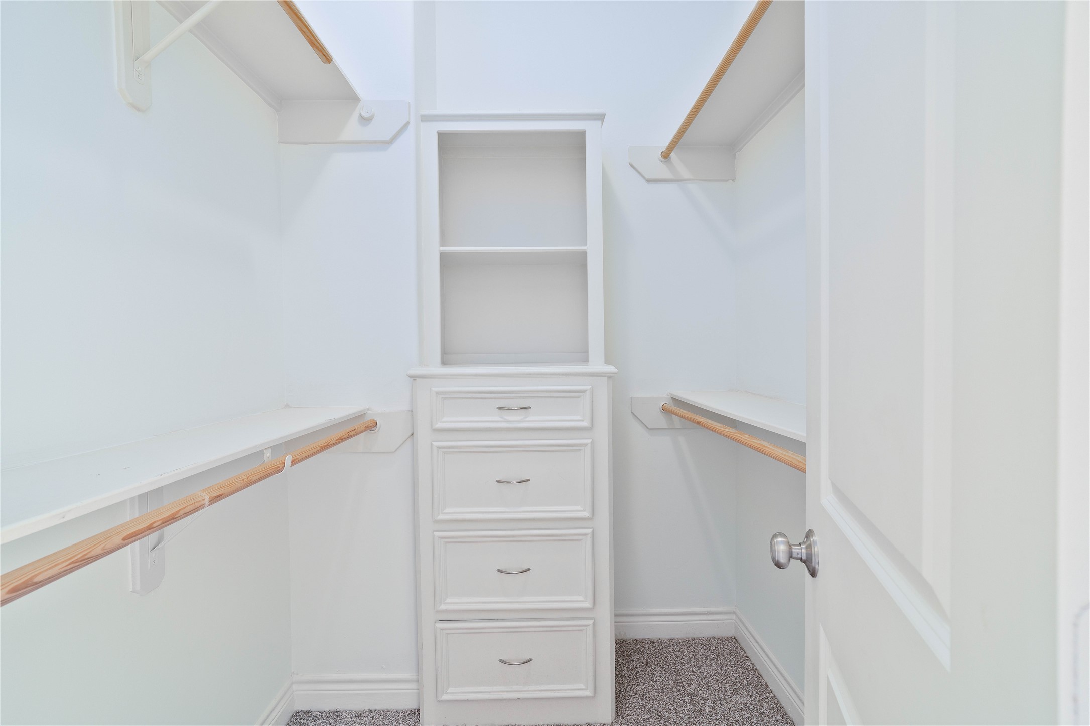 704 Welch Street Houston, TX 77006 - Photo 21 of 23 a view of walk in closet