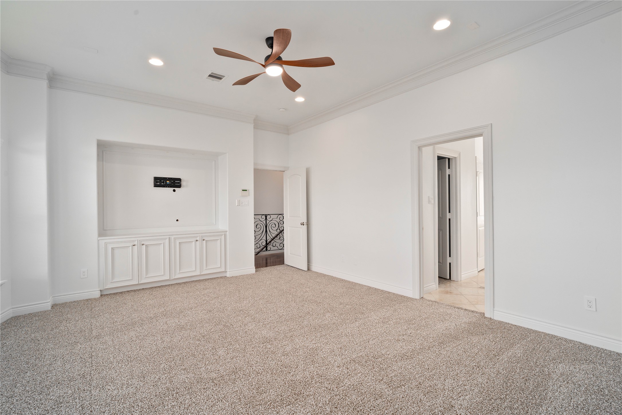 704 Welch Street Houston, TX 77006 - Photo 3 of 23 an empty room with closet and windows