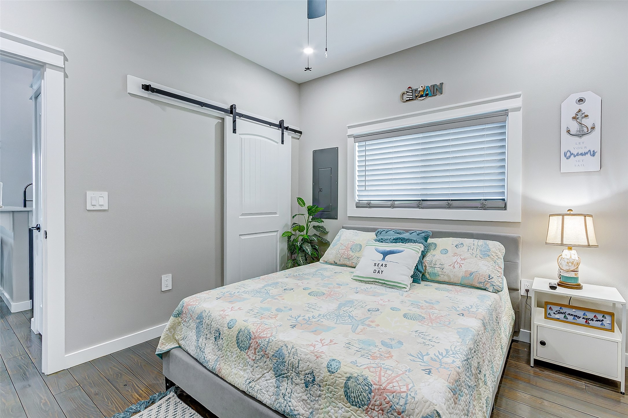 1052 Johnson Road Port Bolivar, TX 77650 - Photo 28 of 40 a bedroom with a bed and a window