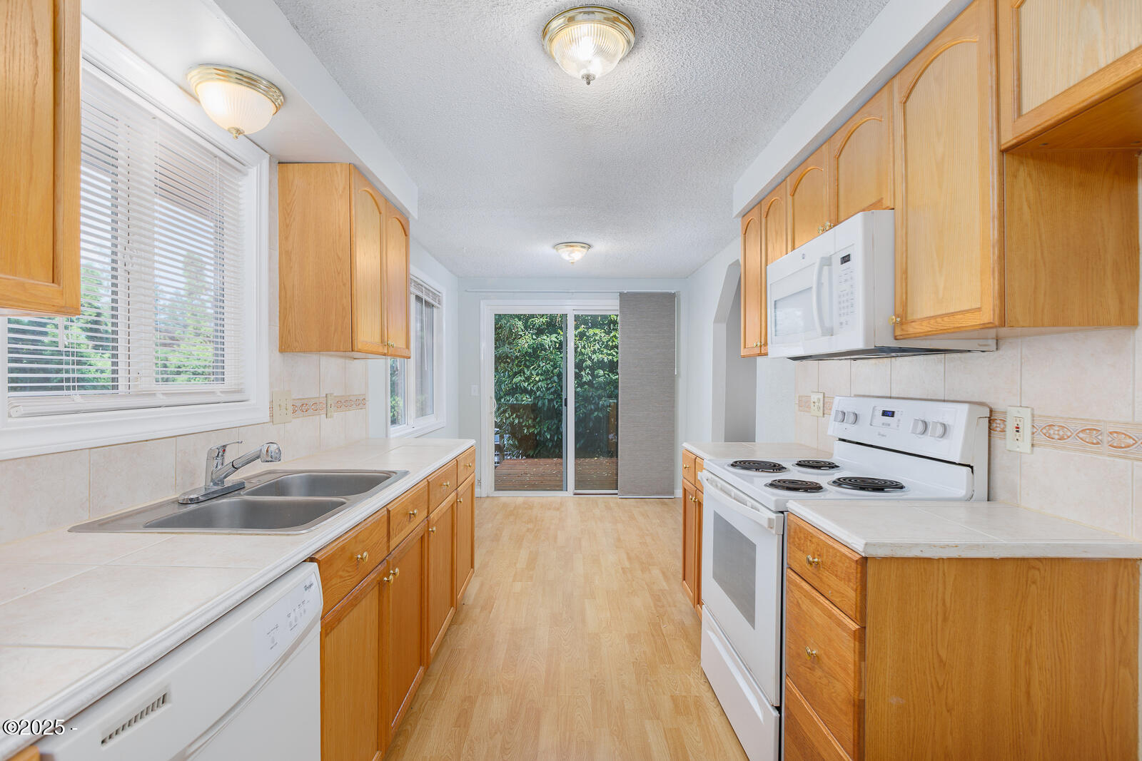 1651 Southeast Ammon Road Toledo, OR 97391 - Photo 6 of 36 -14
