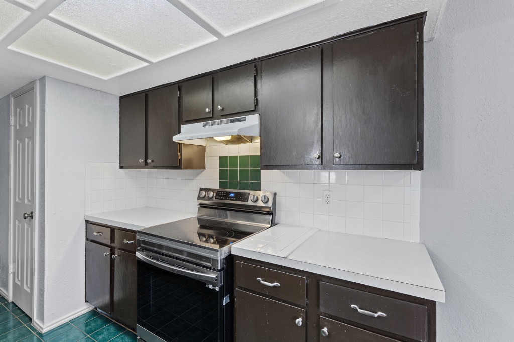 9203 Kempler Drive, Unit B Austin, TX 78748 - Photo 12 of 26 a kitchen with a stove and a microwave