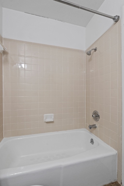 9203 Kempler Drive, Unit B Austin, TX 78748 - Photo 19 of 26 a bathroom with a bathtub