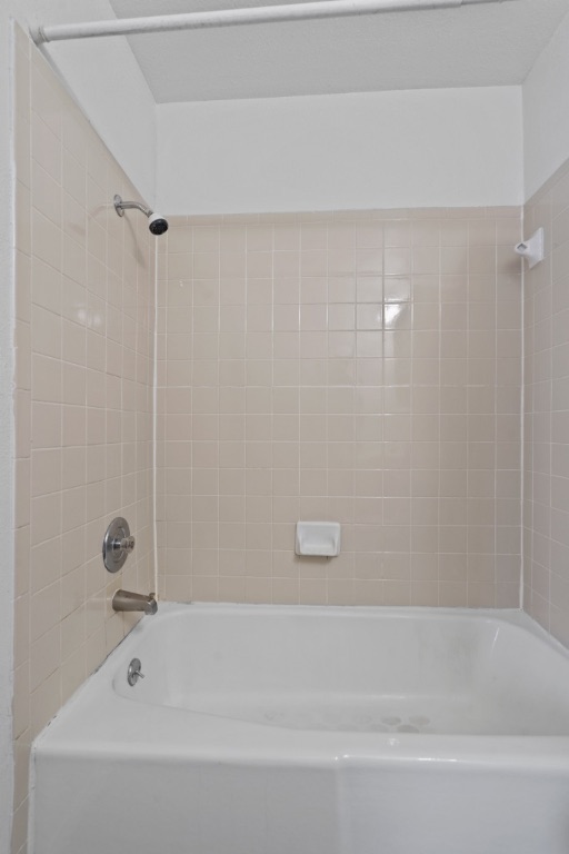 9203 Kempler Drive, Unit B Austin, TX 78748 - Photo 23 of 26 a bathroom with a bathtub