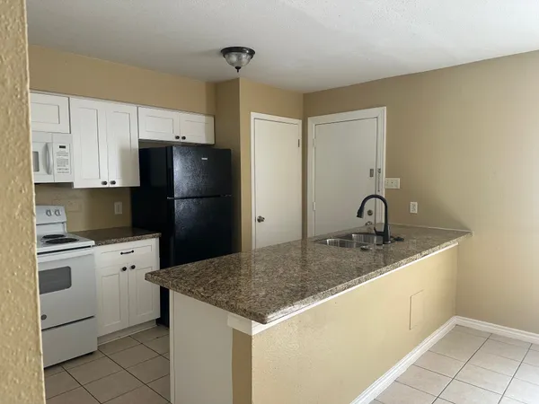 $1,000 | 300 Rice Street, Angleton, TX 77515