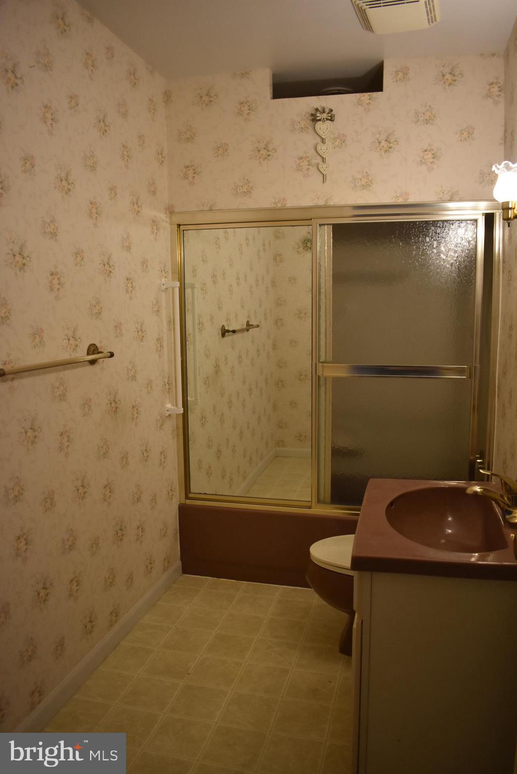1753 Stokesley Road Baltimore, MD 21222 - Photo 18 of 33 Full Bath Upper Level