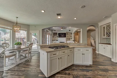 $1,295,000 | 202 Edgemar Road, Montgomery, TX 77356