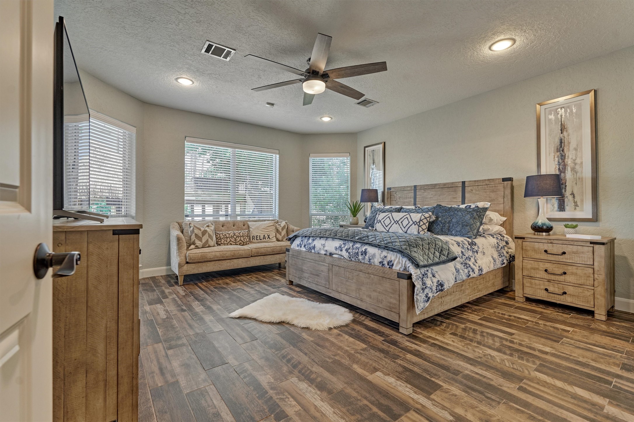 202 Edgemar Road Montgomery, TX 77356 - Photo 26 of 50 Wake up to lake, pool, and deck views from your primary retreat. Keep cool under your modern ceiling fan.