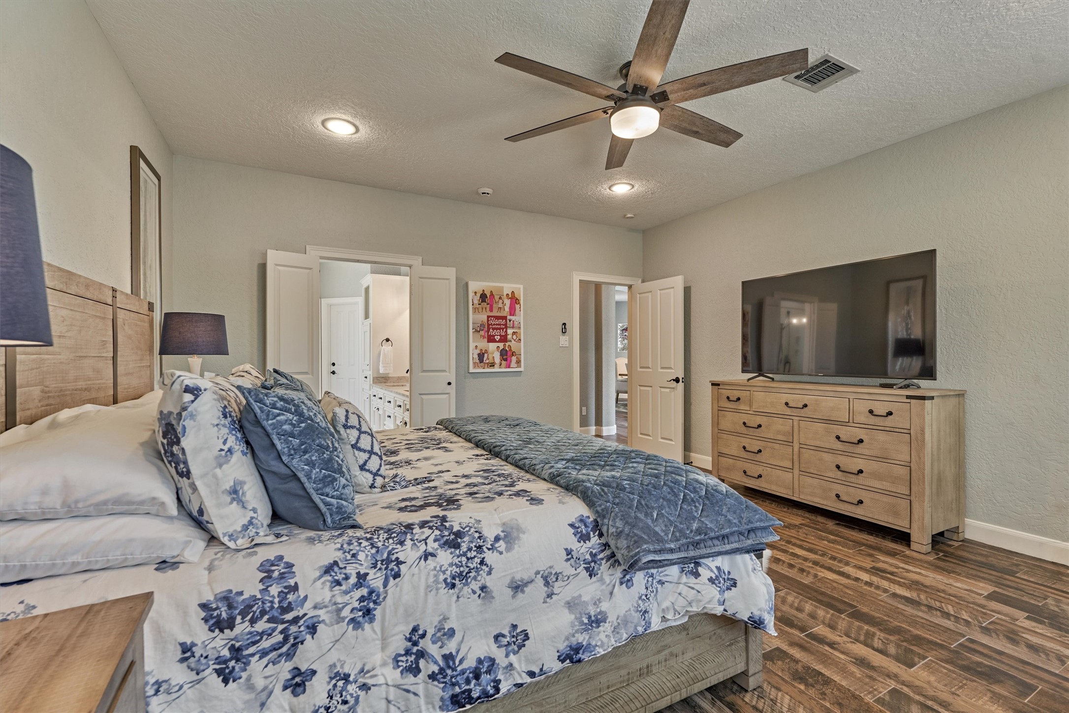 202 Edgemar Road Montgomery, TX 77356 - Photo 27 of 50 Alternate view of the large primary bedroom with modern ceiling fan, can lighting, and wood-look tile flooring.