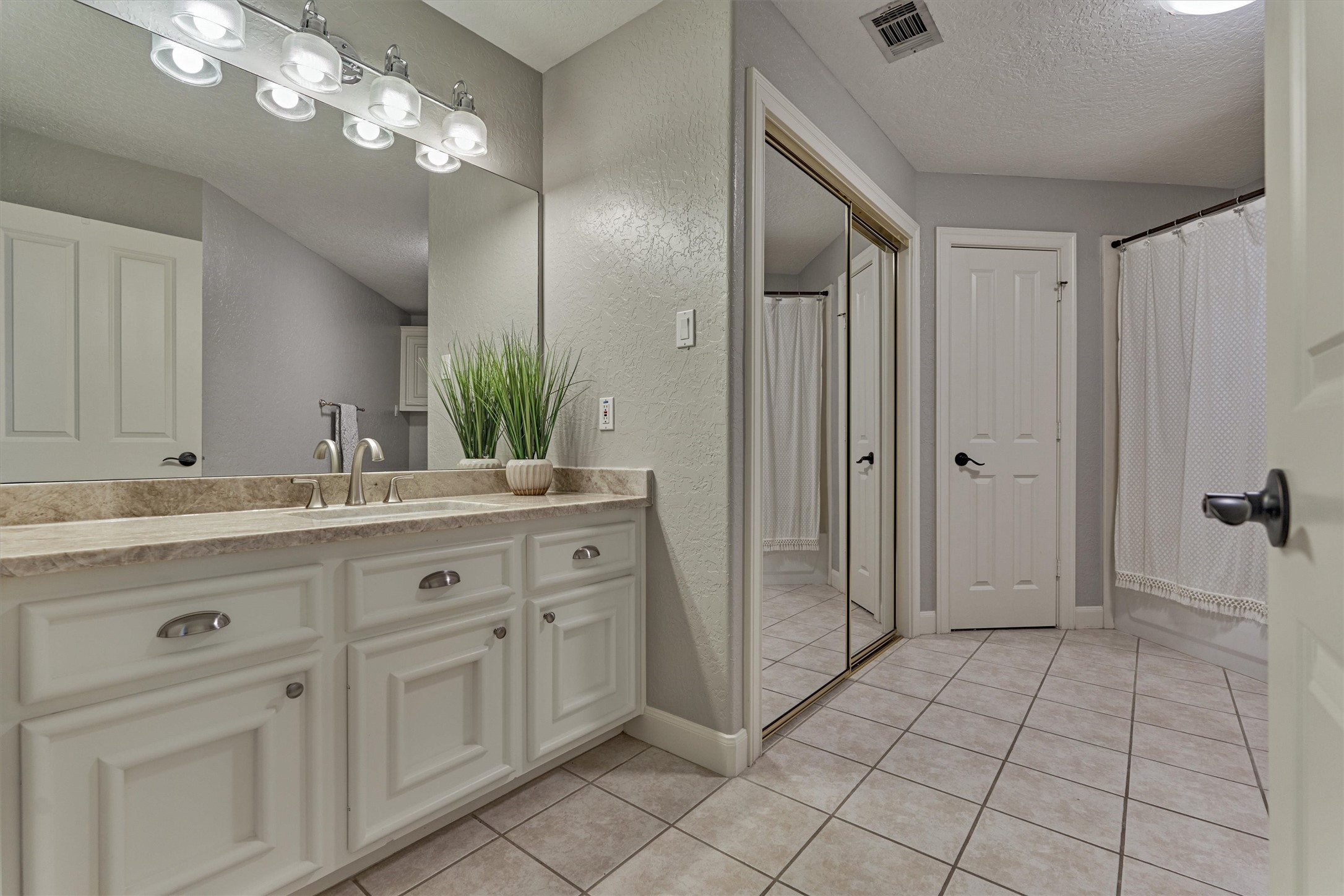 202 Edgemar Road Montgomery, TX 77356 - Photo 37 of 50 Bright, spacious, and functional—everything a secondary bath should be.