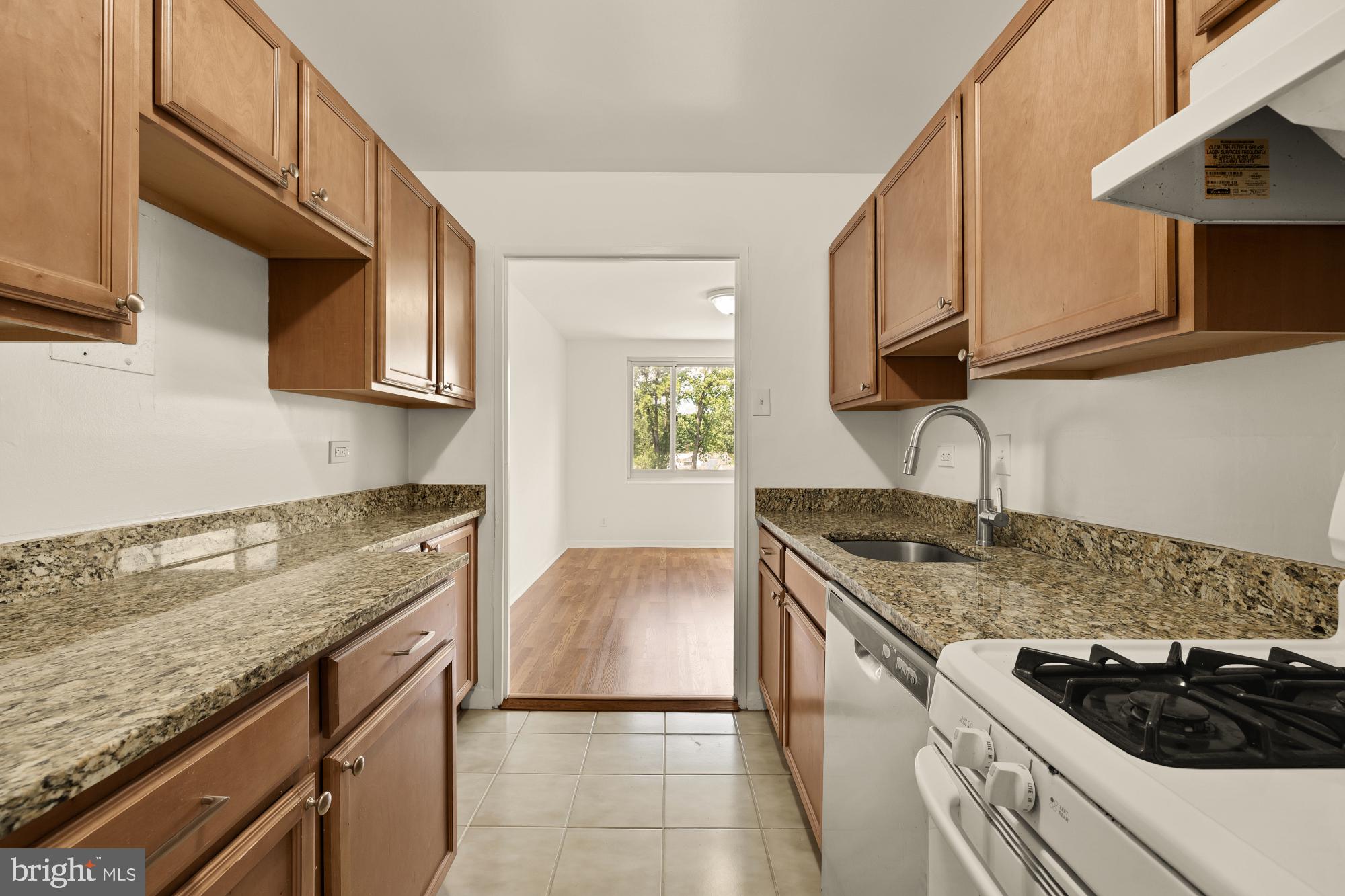 1900 Lyttonsville Road, Unit 818 Silver Spring, MD 20910 - Photo 18 of 28