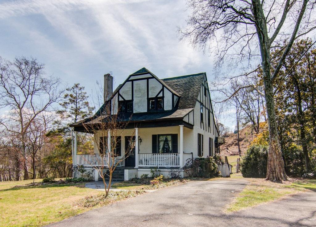 5220 Roselawn Road Roanoke, VA 24018 - Photo 1 of 52 Front