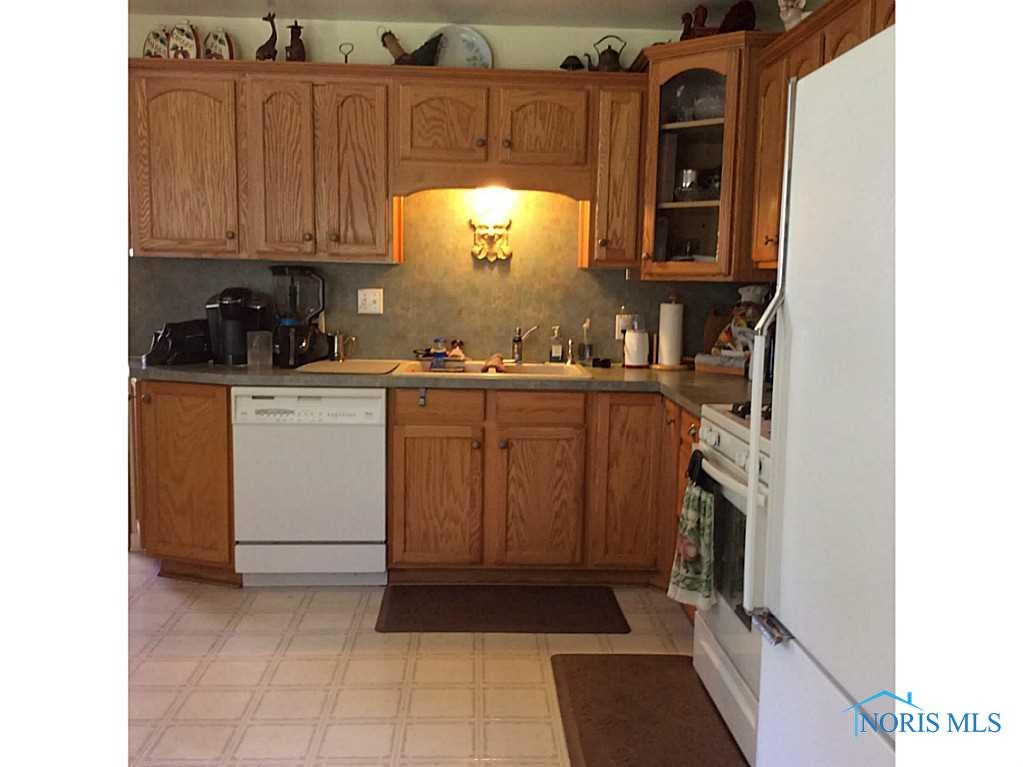 1122 Harrow Road Toledo, OH 43615 - Photo 4 of 18 Kitchen.