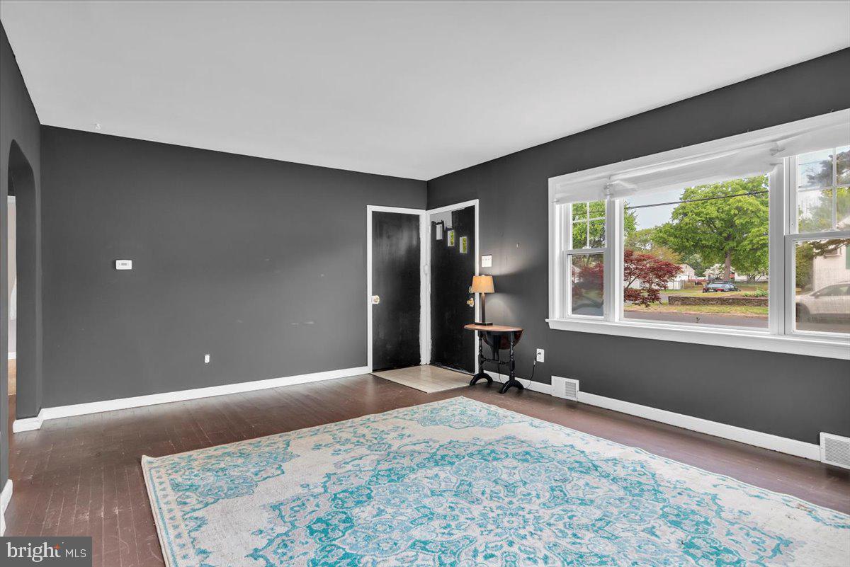 40 Fairfax Drive Cinnaminson, NJ 08077 - Photo 6 of 31 Living room with coat closet