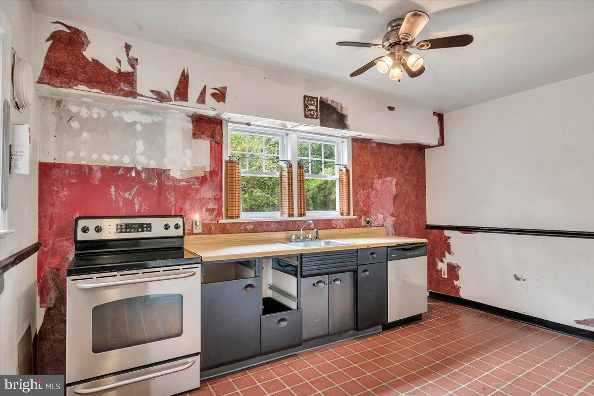 40 Fairfax Drive Cinnaminson, NJ 08077 - Photo 9 of 31 Kitchen - Great view of backyard
