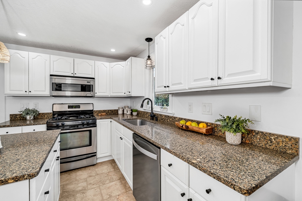 2 Bailey Street Methuen, MA 01844 - Photo 8 of 31