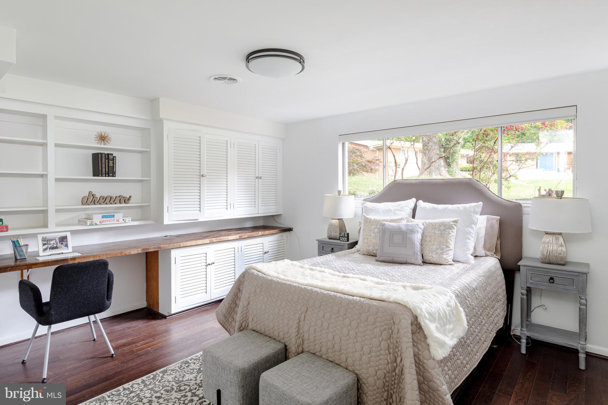 8221 West Beach Terrace Northwest Washington, DC 20012 - Photo 17 of 23 4th bedroom with built-ins