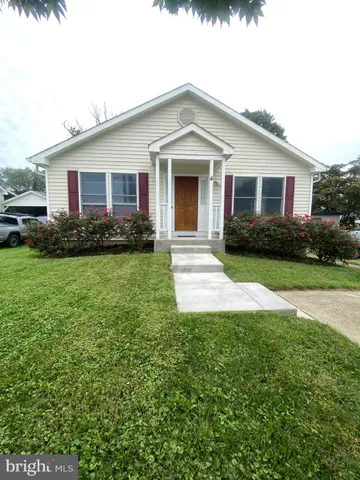 a view of a yard in front of a house with green space
