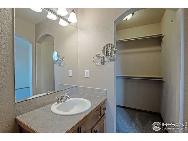 a view of empty room with window