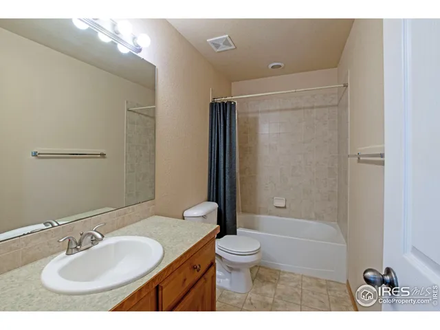 a view of an empty room with window