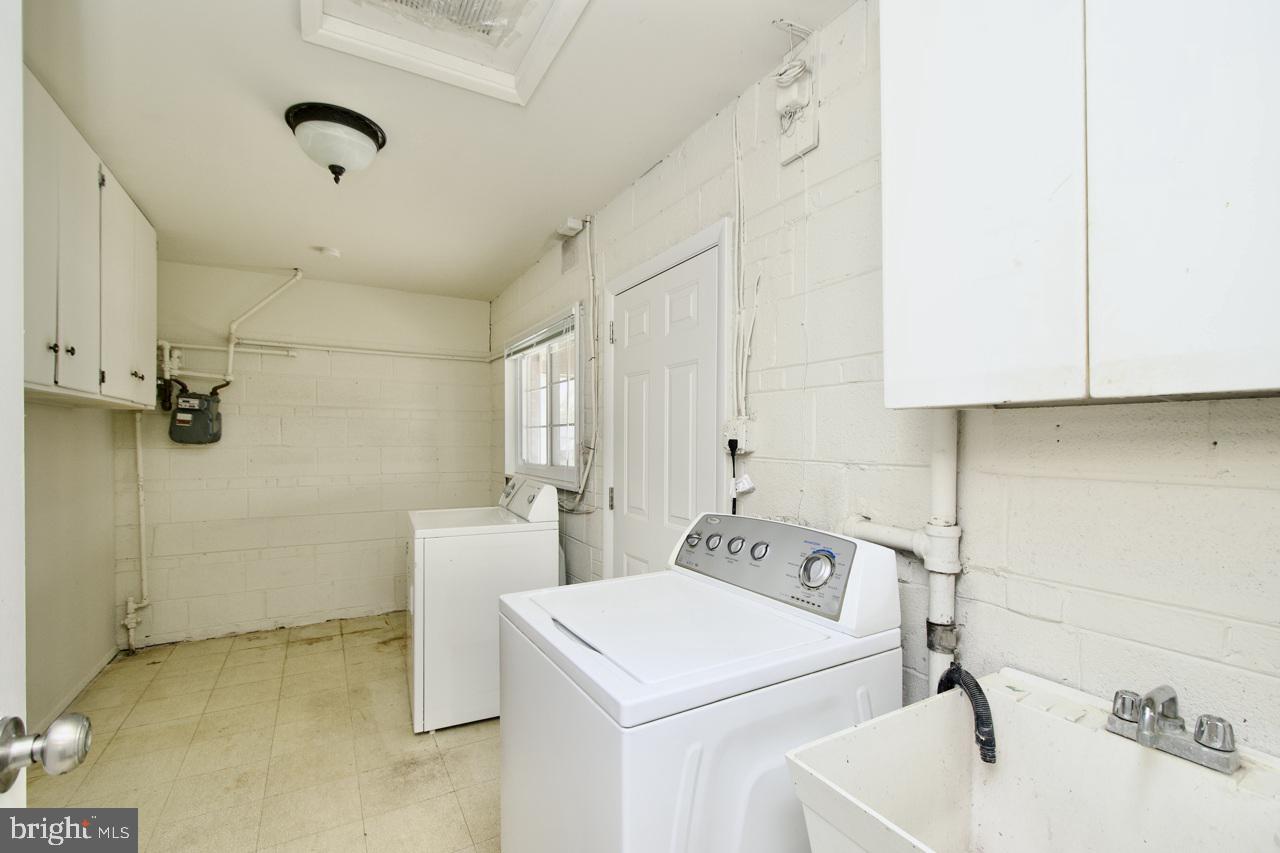 5509 Glenallen Street Springfield, VA 22151 - Photo 28 of 36 a utility room with dryer and washer