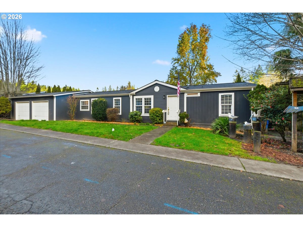 28 South Gee Creek Loop Ridgefield, WA 98642 - Photo 2 of 38 a front view of house with yard and green space