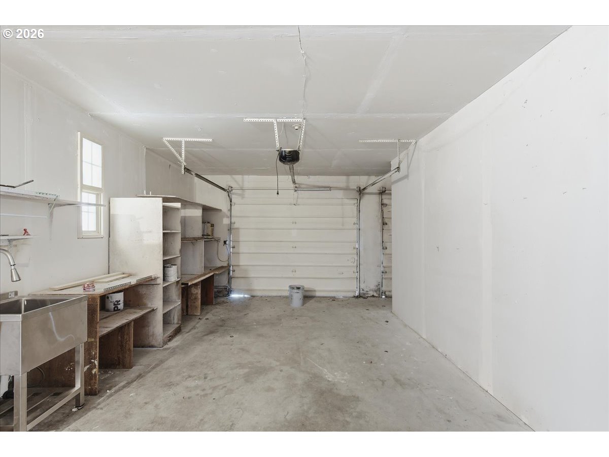 28 South Gee Creek Loop Ridgefield, WA 98642 - Photo 29 of 38 a view of a garage