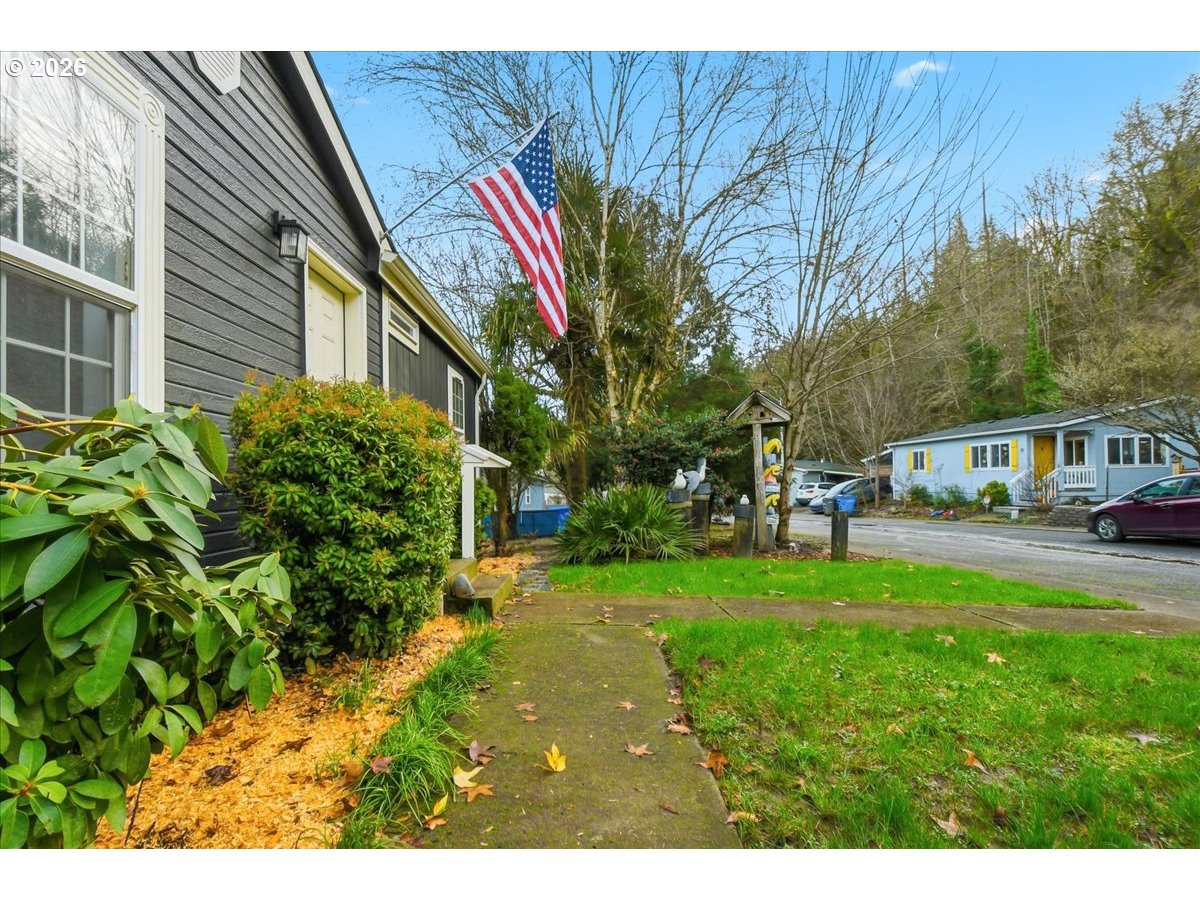 28 South Gee Creek Loop Ridgefield, WA 98642 - Photo 3 of 38 a house view with a garden space