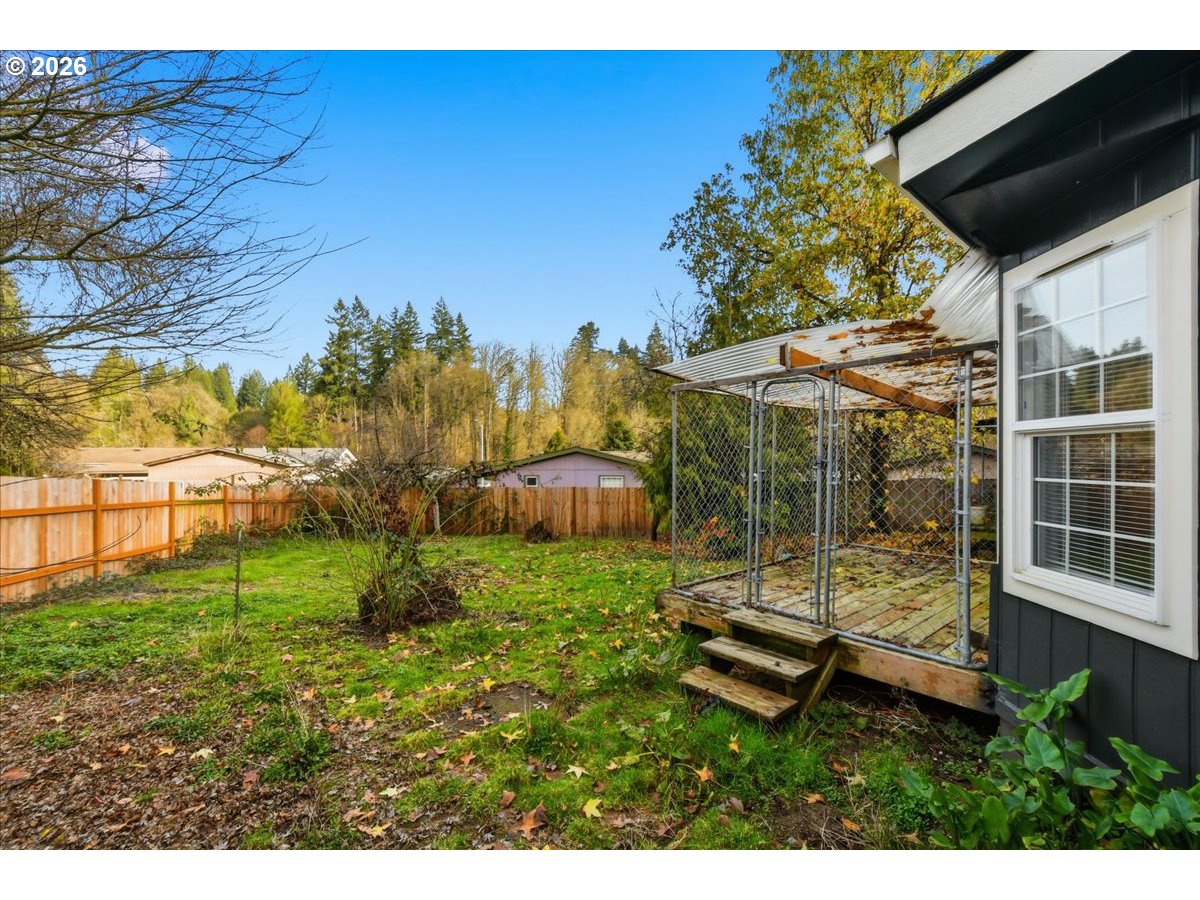 28 South Gee Creek Loop Ridgefield, WA 98642 - Photo 32 of 38 a backyard of a house with table and chairs