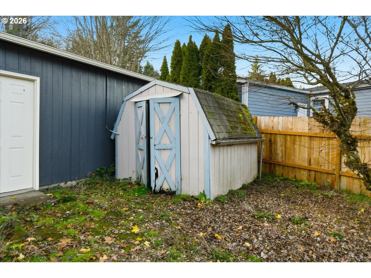 28 South Gee Creek Loop Ridgefield, WA 98642 - Photo 35 of 38 a backyard of a house