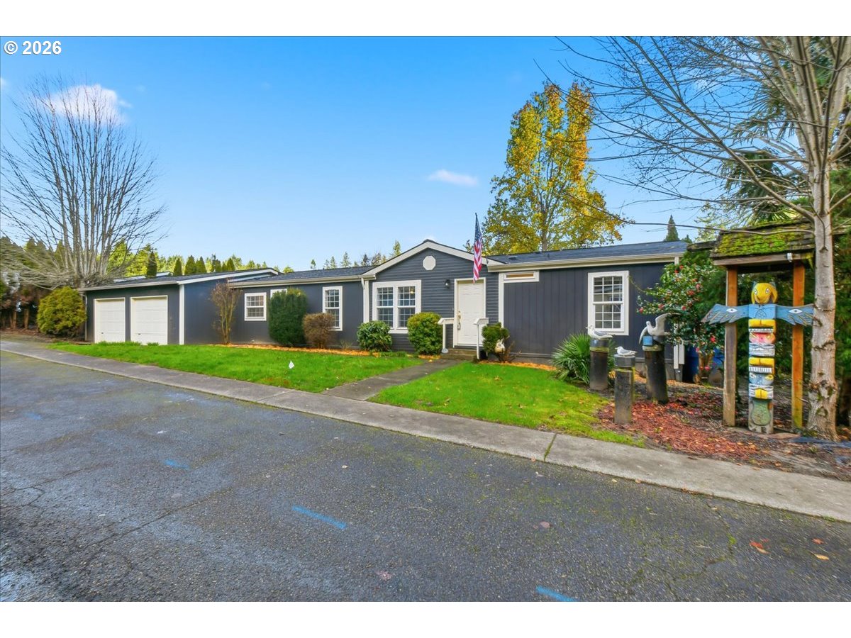 28 South Gee Creek Loop Ridgefield, WA 98642 - Photo 36 of 38 a front view of house with yard and green space