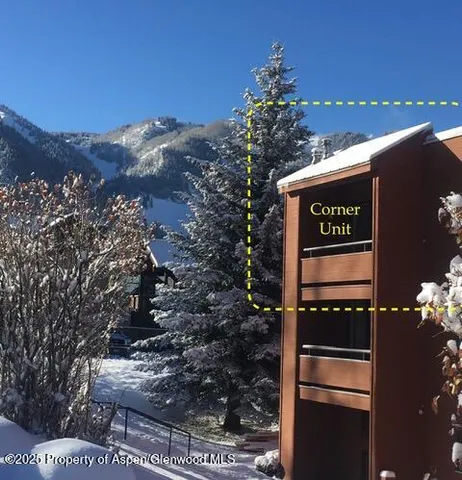 a sign that is sitting on a brick wall