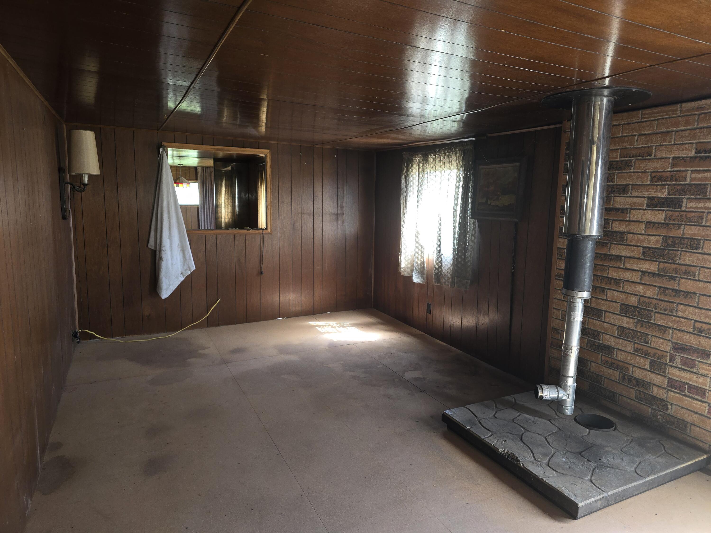 31974 Drews Road Chiloquin, OR 97624 - Photo 7 of 25 a view of gallery with windows