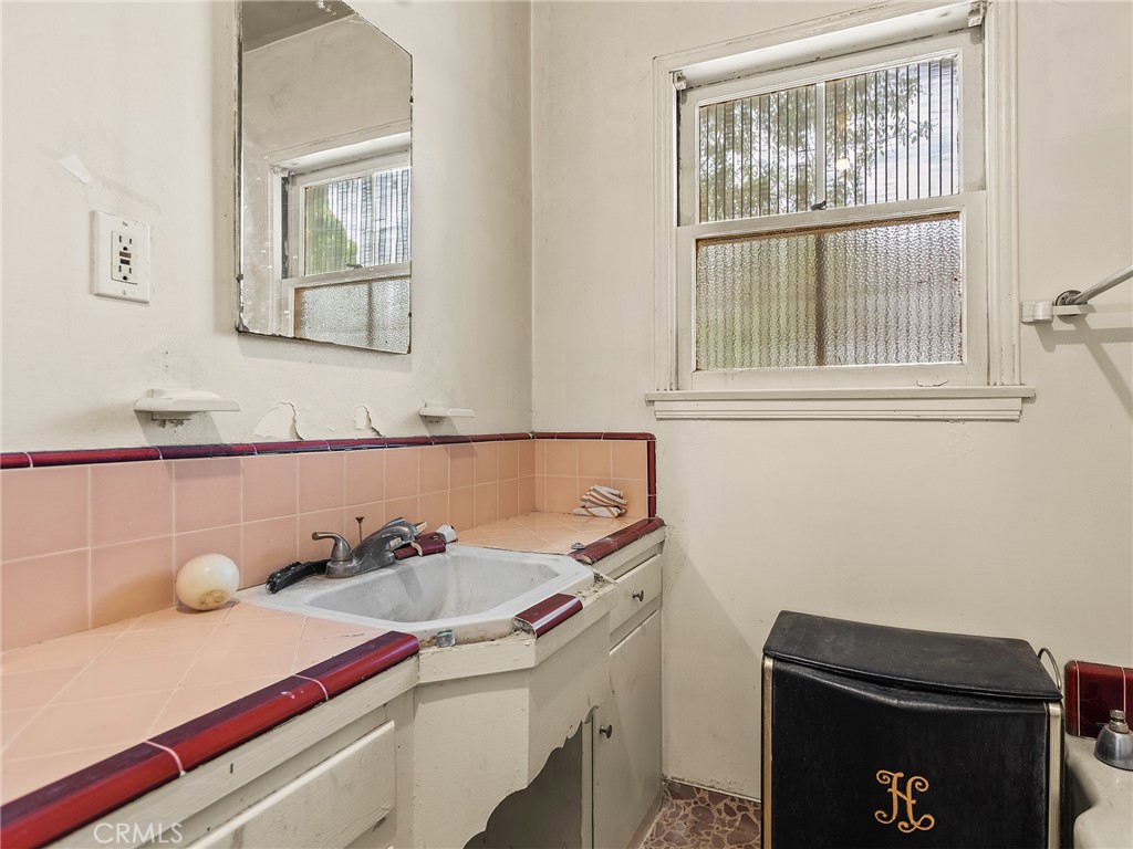 441 Dartmouth Road Burbank, CA 91504 - Photo 21 of 46 a bathroom with a sink and a vanity