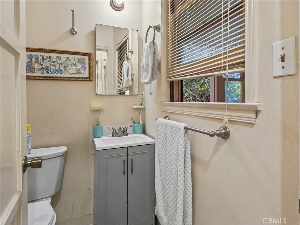 441 Dartmouth Road Burbank, CA 91504 - Photo 24 of 46 a bathroom with a toilet sink and mirror