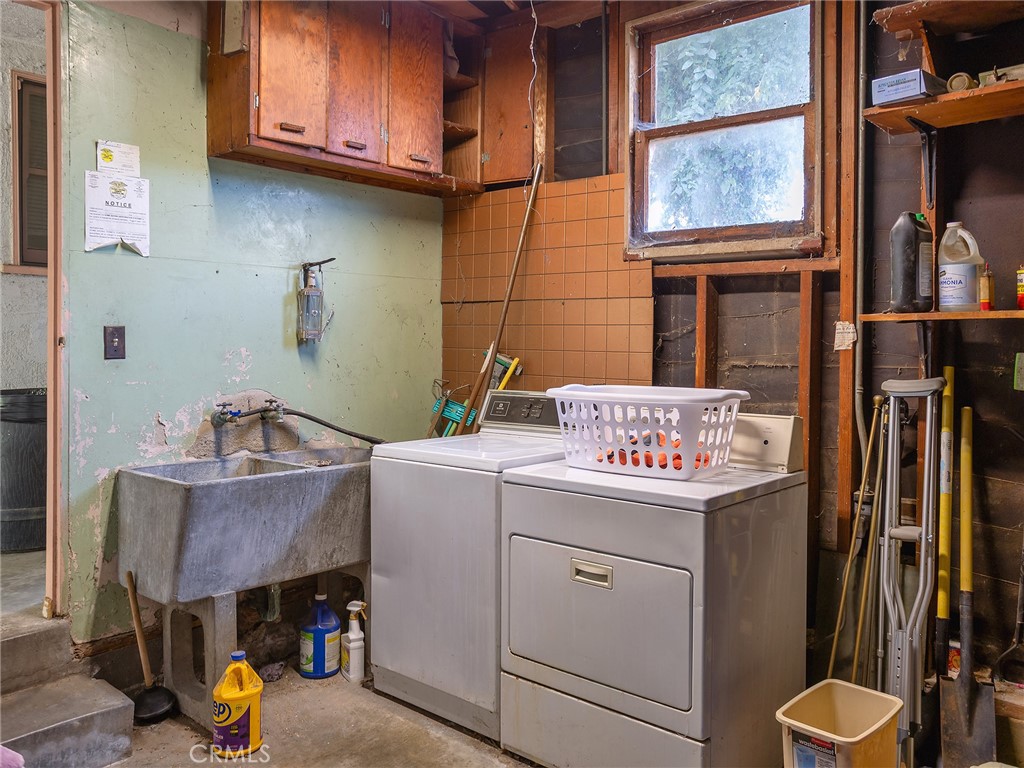 441 Dartmouth Road Burbank, CA 91504 - Photo 28 of 46 a utility room with dryer and washer