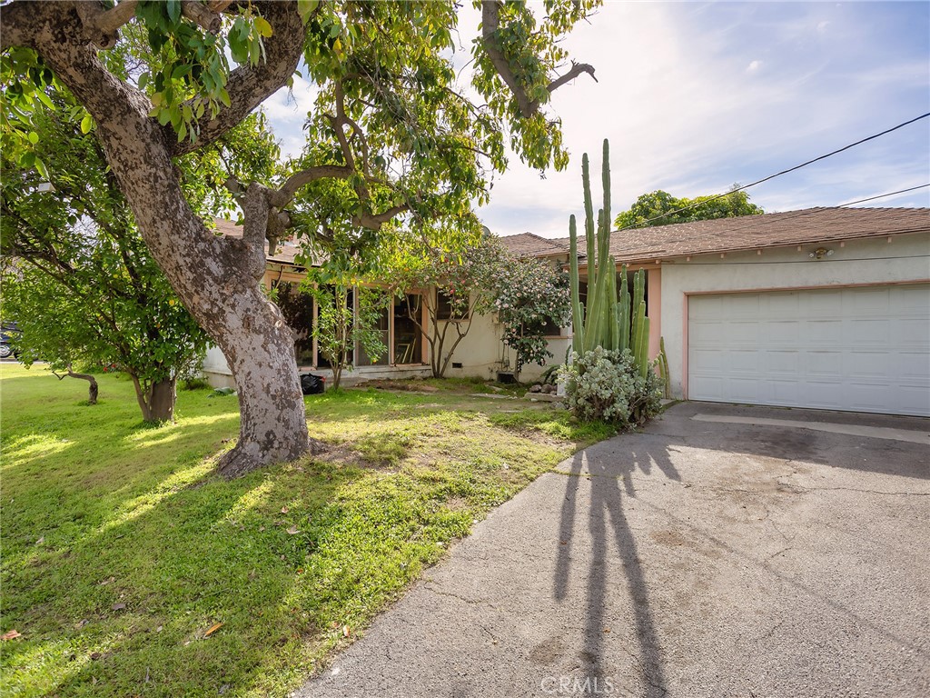 441 Dartmouth Road Burbank, CA 91504 - Photo 32 of 46 a view of a house with a yard