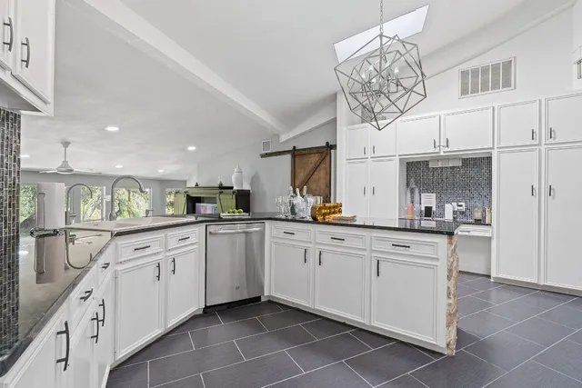 $1,100,000 | 13204 Onion Creek Drive, Manchaca, TX 78652