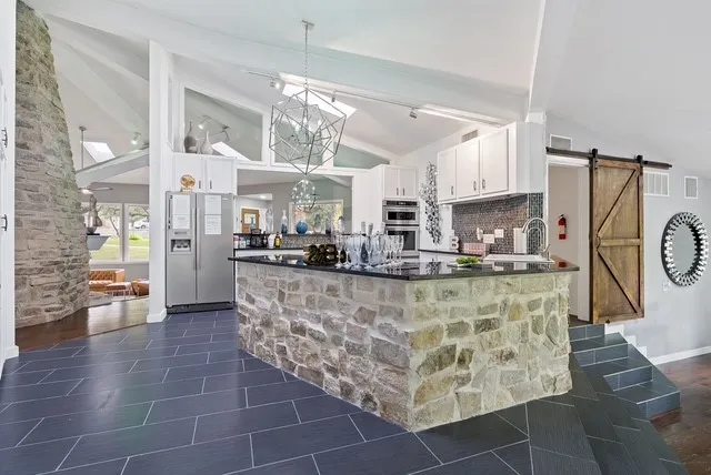 $1,100,000 | 13204 Onion Creek Drive, Manchaca, TX 78652