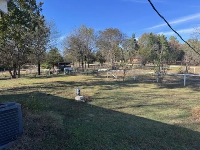 a view of a yard with a house