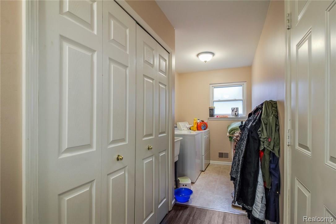 1460 Lee Wood Ridge Road Walled Lake, MI 48390 - Photo 20 of 37 Laundry room
